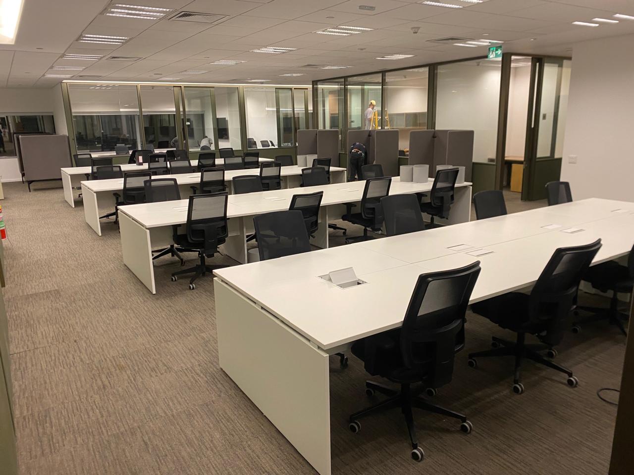 Detalhe de obra corporativa – drywall e acabamento